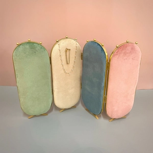 Organizador de joyas plegable de terciopelo con cuatro paneles de colores y marco dorado