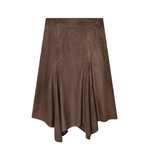 Brauner Wildleder-Midirock mit asymmetrischem Saum und eleganten Raffungen im Design