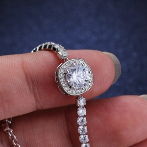 Bracelet en argent 925 avec moissanite, design halo rond et sertissage pavé