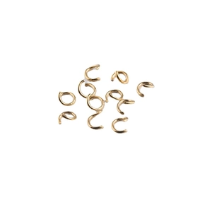 Goldene offene Verbindungsringe aus Edelstahl für DIY-Schmuck auf weißem Grund