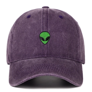 Dettaglio frontale del berretto da baseball in cotone lavato viola con alieno verde