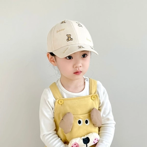 Casquette de baseball crème pour enfant avec broderie d'ours et visière pour le soleil