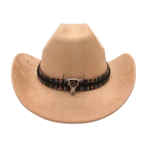 Detail eines Western-Cowboyhuts mit Ethno-Flechtband und silbernem Stierkopf-Dekor