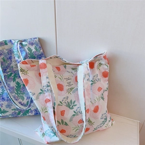 Vue détaillée des sacs fourre-tout en coton avec imprimé floral et étiquette tissée