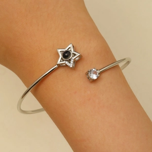 Détail d'un bracelet jonc en argent avec étoile hexagramme, pierre noire et zircon