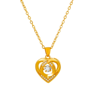Collier cœur doré avec zircon mobile et cristaux pavés sur fond blanc professionnel