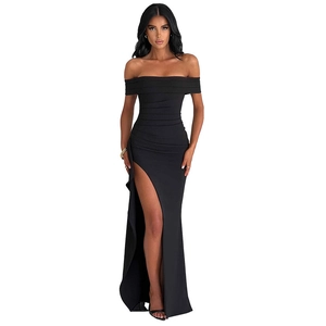 Elegantes, schulterfreies schwarzes Abendkleid mit schmaler Passform und hohem Schlitz