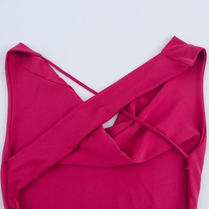 Elegante abito sottoveste in raso rosso rosa con scollo a cappuccio e spalline incrociate