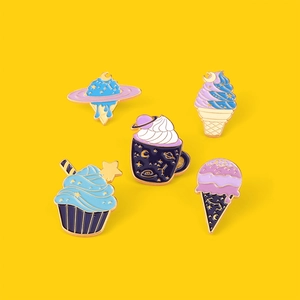 Lot de 5 pin's émaillés mignons thème espace avec glace et galaxie sur fond jaune vif