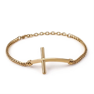 Bracelet croix minimaliste en acier inoxydable doré avec chaîne sur fond blanc