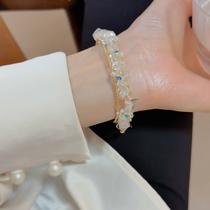 Dettaglio del bracciale vintage francese con cristalli irregolari e perline dorate