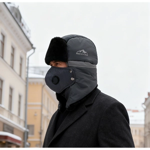 Vue latérale d'une chapka grise avec masque intégré et détail de valve respiratoire