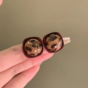 Boucles d'oreilles léopard vintage avec cadre carré rouge foncé et clous en argent