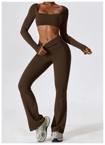 Detalle del conjunto de yoga con pantalones acampanados de talle alto y top de manga larga