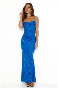 Gros plan détaillé de la robe de soirée en satin bleu avec texture jacquard florale