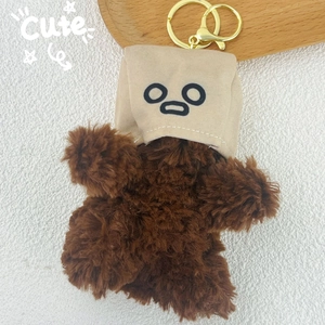 Détail d'un porte-clés peluche chien marron avec capuche en tissu et mousqueton en métal doré