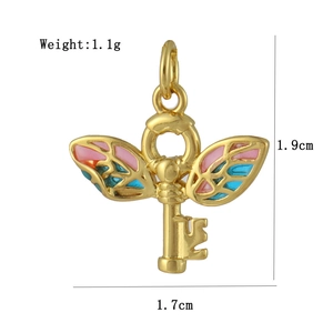 Détail des dimensions d'un pendentif clé dorée de 1,9 cm avec ailes en émail coloré