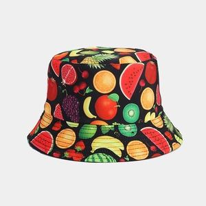 Detalle de gorro de pescador negro con estampado integral de frutas en algodón