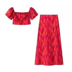 Zweiteiliges Boho-Urlaubsset für Damen mit rot-orangefarbenem Batikmuster und Puffärmeln