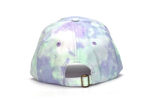 Vista posteriore di un cappellino da baseball tie-dye per bambini con fibbia regolabile.