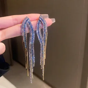 Élégantes boucles d'oreilles longues à franges avec zircons bleus et argentés en feuilles