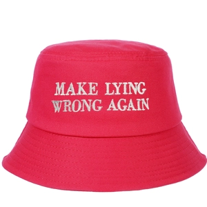 Détail de la broderie blanche sur le chapeau bob en coton rouge de haute qualité