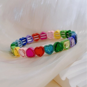 Pulsera elástica encantadora con cristales de corazón en colores macaron de moda