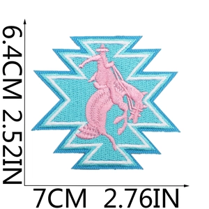 Λεπτομερής προβολή ροζ κεντημένου patch cowboy με διαστάσεις 7cm x 6,4cm