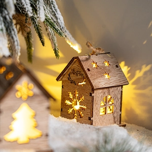Décoration de maison de Noël en bois lumineuse sur neige avec lumière LED chaude