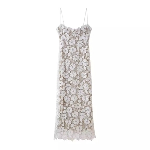 Robe longue en dentelle blanche élégante avec doublure chair et motifs de fleurs