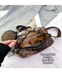 Détail du sac bandoulière léopard avec petit porte-monnaie amovible et grande capacité