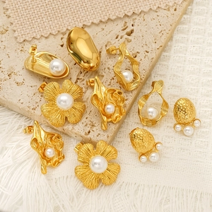Elegant Flower Artificial Pearl Stud Earrings 18K Gold Plated 304 Stainless Steel Retro French Style Jewelry For Women
