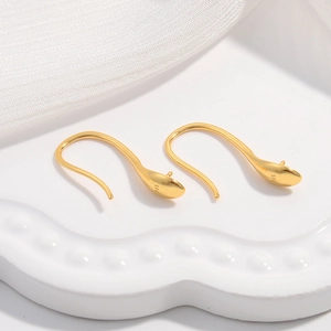 Macro des crochets d'oreilles en argent S925 plaqué or avec poinçon d'authenticité 925
