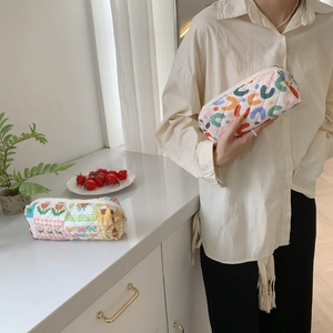 Astuccio trapuntato floreale e borsa per cosmetici con cerniera in stile minimalista