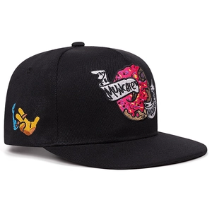 Schwarze Snapback Cap mit buntem Munchies Donut Stickerei auf sauberem weißem Grund