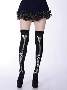 Calcetines negros góticos por encima de la rodilla con estampados de calaveras y huesos