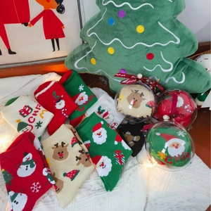 Set de chaussettes de Noël aux motifs de dessins animés dans des boules de décoration