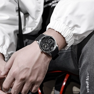 Heren sport horloge met zwart siliconen bandje en dubbele wijzerplaat ontwerp om de pols