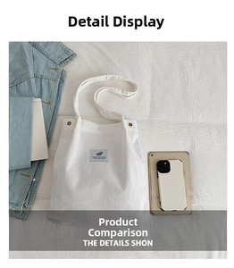 Détails du sac fourre-tout en velours côtelé blanc avec étiquette en tissu à motif