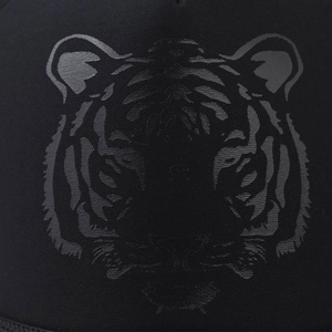 Casquette trucker noire avec broderie tête de tigre 3D de style industriel minimaliste