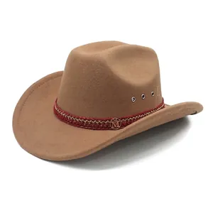 Vue détaillée du chapeau de cow-boy en feutre avec ruban tressé et logo M doré