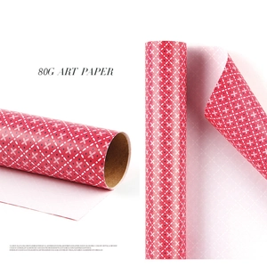 Papier cadeau 80g à motif de croix rouges, vue en rouleau et à plat du papier d'art