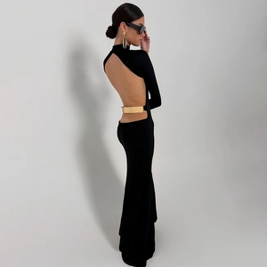 Détail de robe longue noire dos nu avec boucle en métal doré et ourlet en sirène