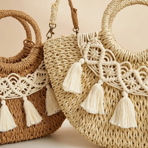 Bolso de mano minimalista de paja tejida con borlas y correa metálica desmontable