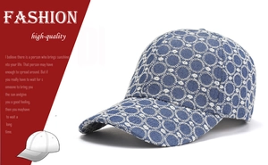 Détail de la casquette de baseball en denim bleu avec broderie anneau blanc et visière