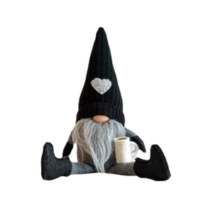 Gnomo natalizio nordico in peluche con cappello a cuore e tazza di caffè su bianco