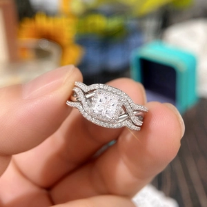 Macro di un anello di fidanzamento con zircone a taglio princess e incastonatura halo
