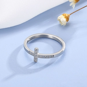 Vue macro d'une bague en acier argenté avec motif croix et sertissage de zircons cubiques
