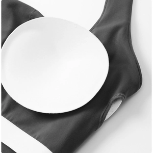 Détail montrant les coussinets amovibles et le tissu respirant du soutien-gorge