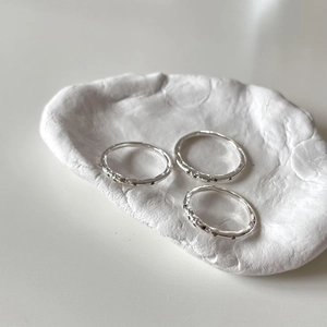 Three-piece set of minimalist 925 sterling silver rings with hammered texture and zircon